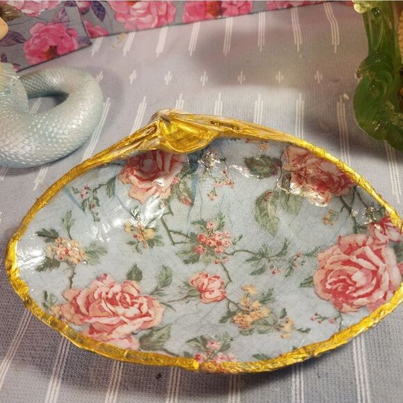 DECOUPAGE CLAM SHELL DECOUPAGE FLOWERS ON A CLAM SHELL - Picture 4 of 9